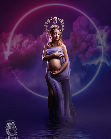 pregnant model wears a tulle scarf in purple color.