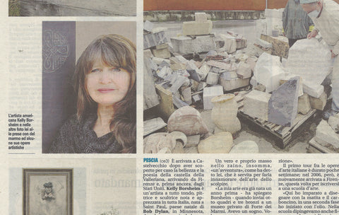 crop of middle section of art article in Italian with photo of sculptor and painter Kelly Borsheim