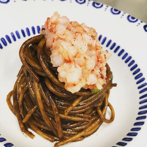 spaghetti aglio nero e gamberi