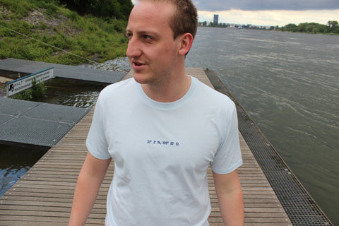 coordimates Shirt in hellblau mit Koh Chang Koordinate. Das Foto entstand am Rhein in Köln Stammheim