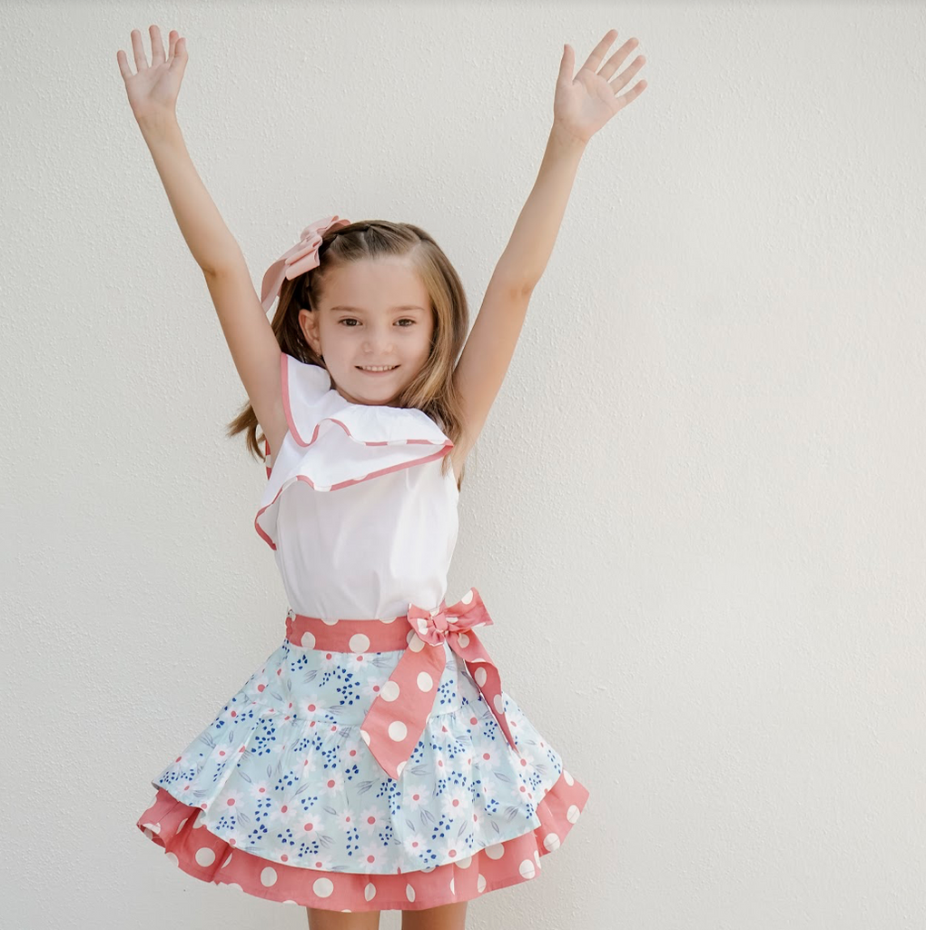 ❤️ Conjunto de blusa blanca detalles rojos y falda azul floreada con olan rojo para niña | Newness | Marioneta moda.