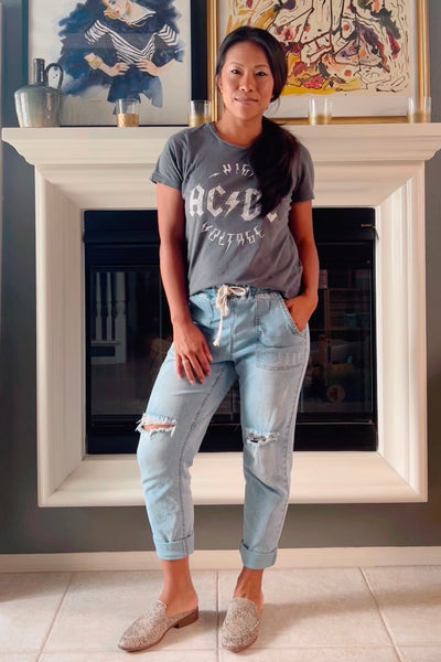 Casual Comfy Jeans and T-shirt stylish mom outfit