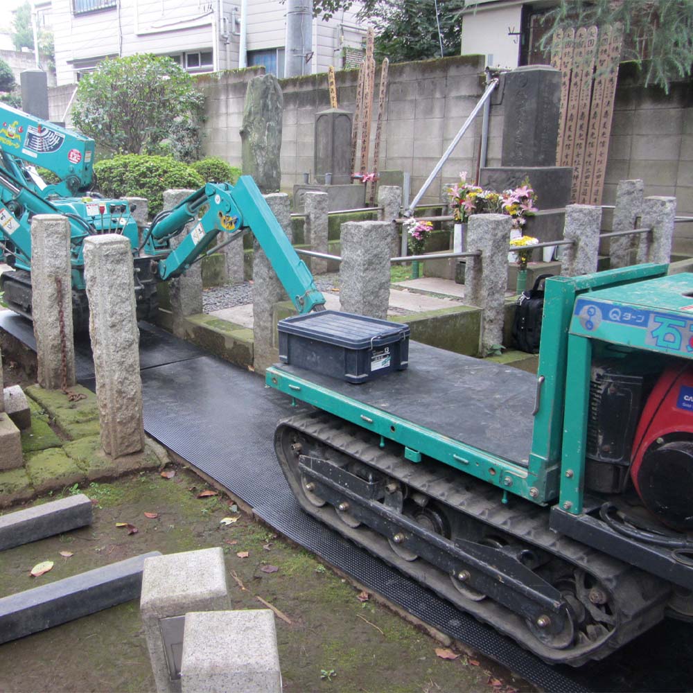 Curing of stone pavement