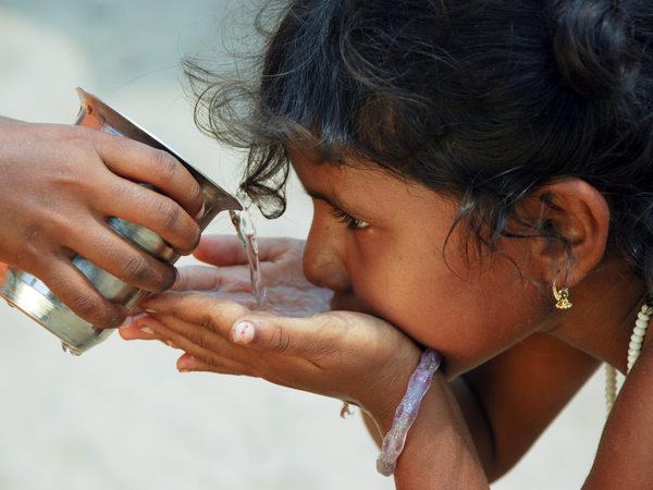 Niña bebiendo agua