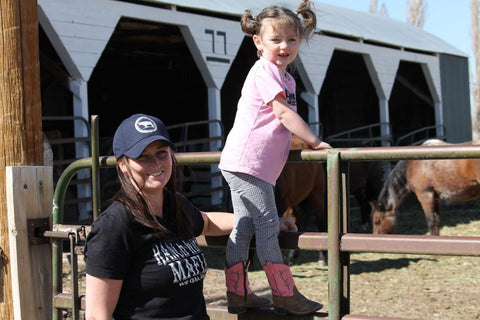 Kari y su hija Evalyn revisando sus caballos