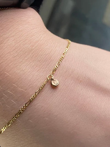 initial charm in gold on permanent welded bracelet figaro chain