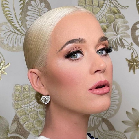 An even more recent example? Singer Katy Perry recently wore custom heart-cut diamond earrings at President Joe Biden’s inauguration just this month!
