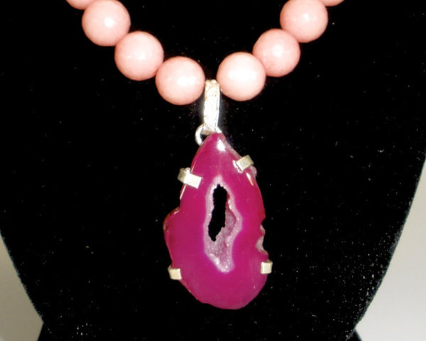 pink agate bead set with contrasting druzy pendant