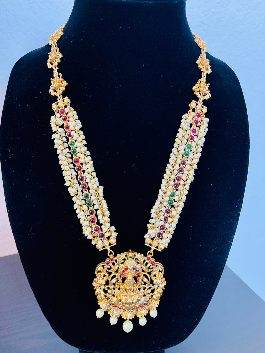 Grand pearl haar with temple pendant and kemp stones – Maia Collections