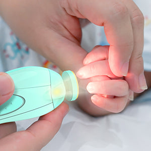 COUPE ONGLES - LIME ÉLECTRIQUE POUR BÉBÉ La solution la plus simple et la  plus sûre de limer les ongles de votre bébé. Contrairement aux ciseaux, la  lime, By BMA shop