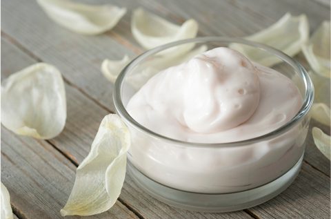 Mujer usando crema para piel grasa