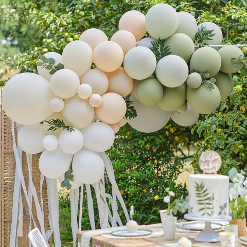 Arche de ballons vert sauge pour baby shower