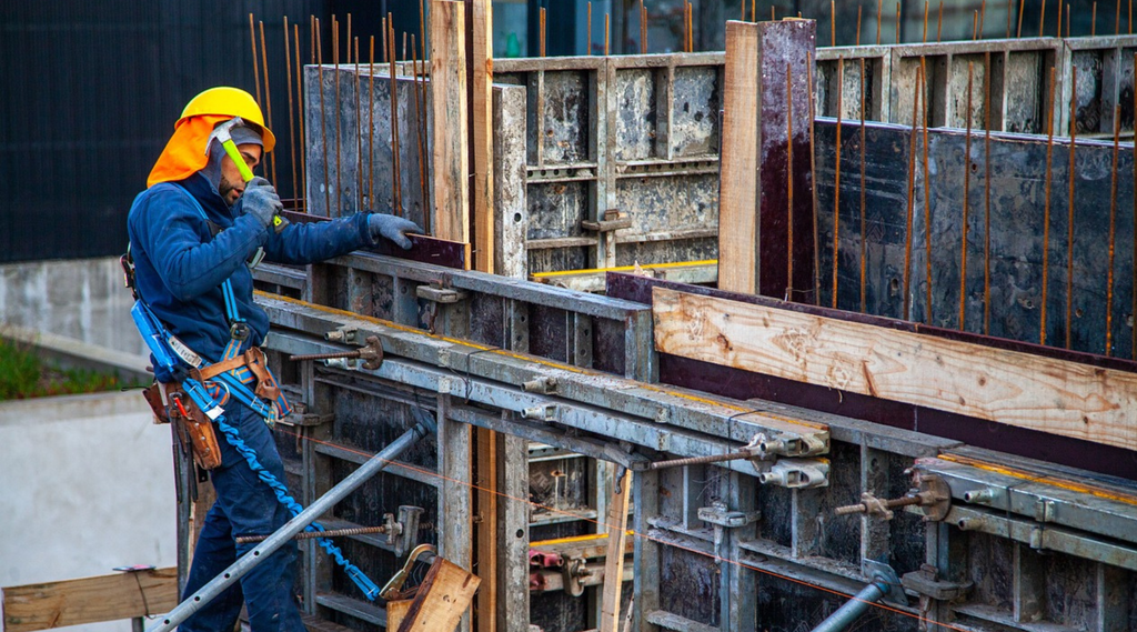 Trabajador de la construcción usando equipo de seguridad para techos