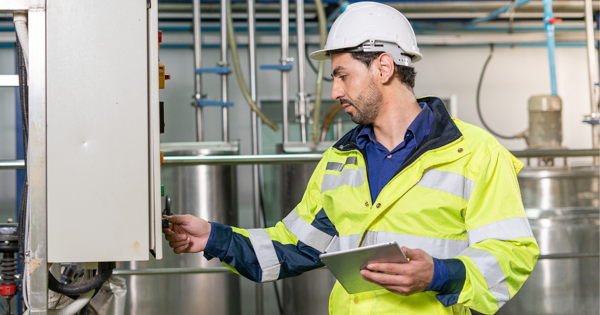 trabajador inspeccionando una maquinaria