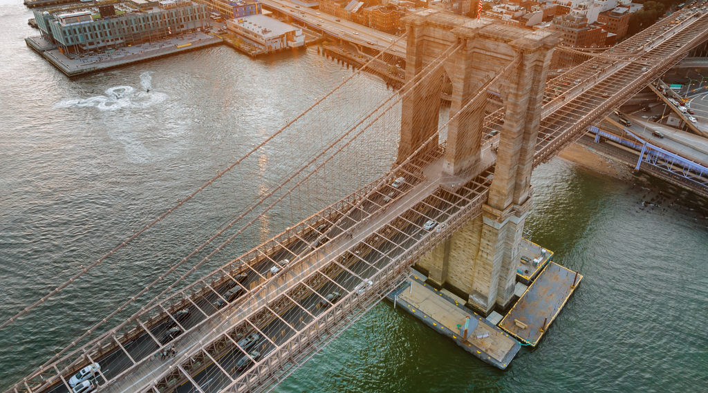 Vista superior del puente de Brooklyn que muestra la integridad de la construcción de sus cajones.