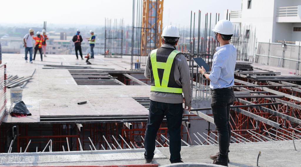 trabajadores de la construcción comprobando la integridad estructural de la estructura