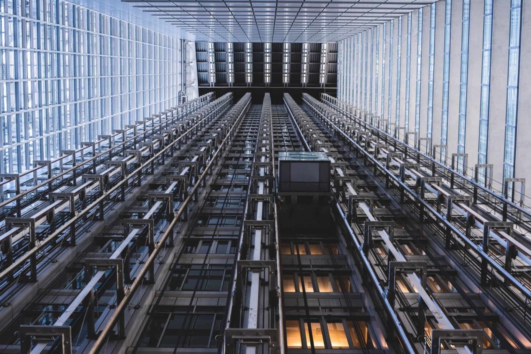 Instalador de ascensores de trabajo de cuello azul