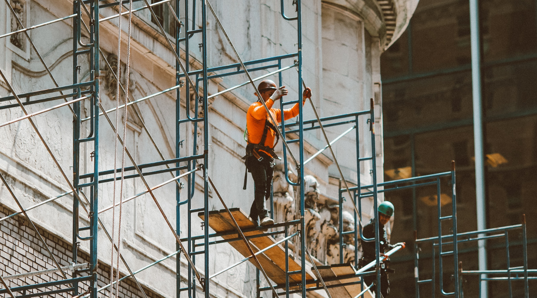 Trabajador en un andamio