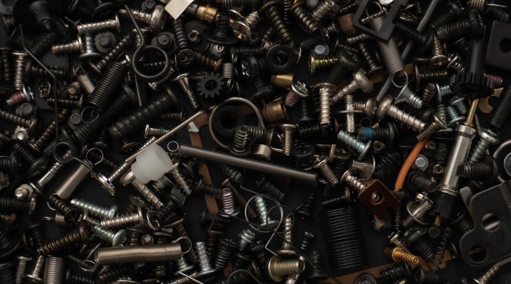 pile of screws and bolt threads of different shapes and sizes