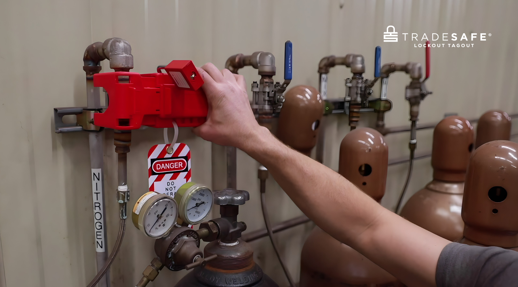 worker performing lockout tagout