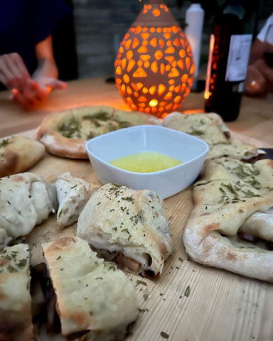 Pizzabrot mit Olizon Olivenöl, Oliven und Rosmarin aus dem Holzofen
