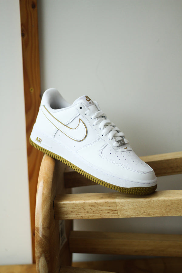 Air Force 1 '07 - White/White/Picante Red – Feature