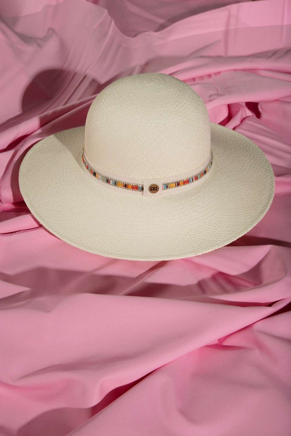 still life Cappello bianco panama a tesa larga da donna per l'estate. Modello estivo in paglia Panama originale Ecuador fatto a mano, disponibile in colori bianco, rosa, avana.