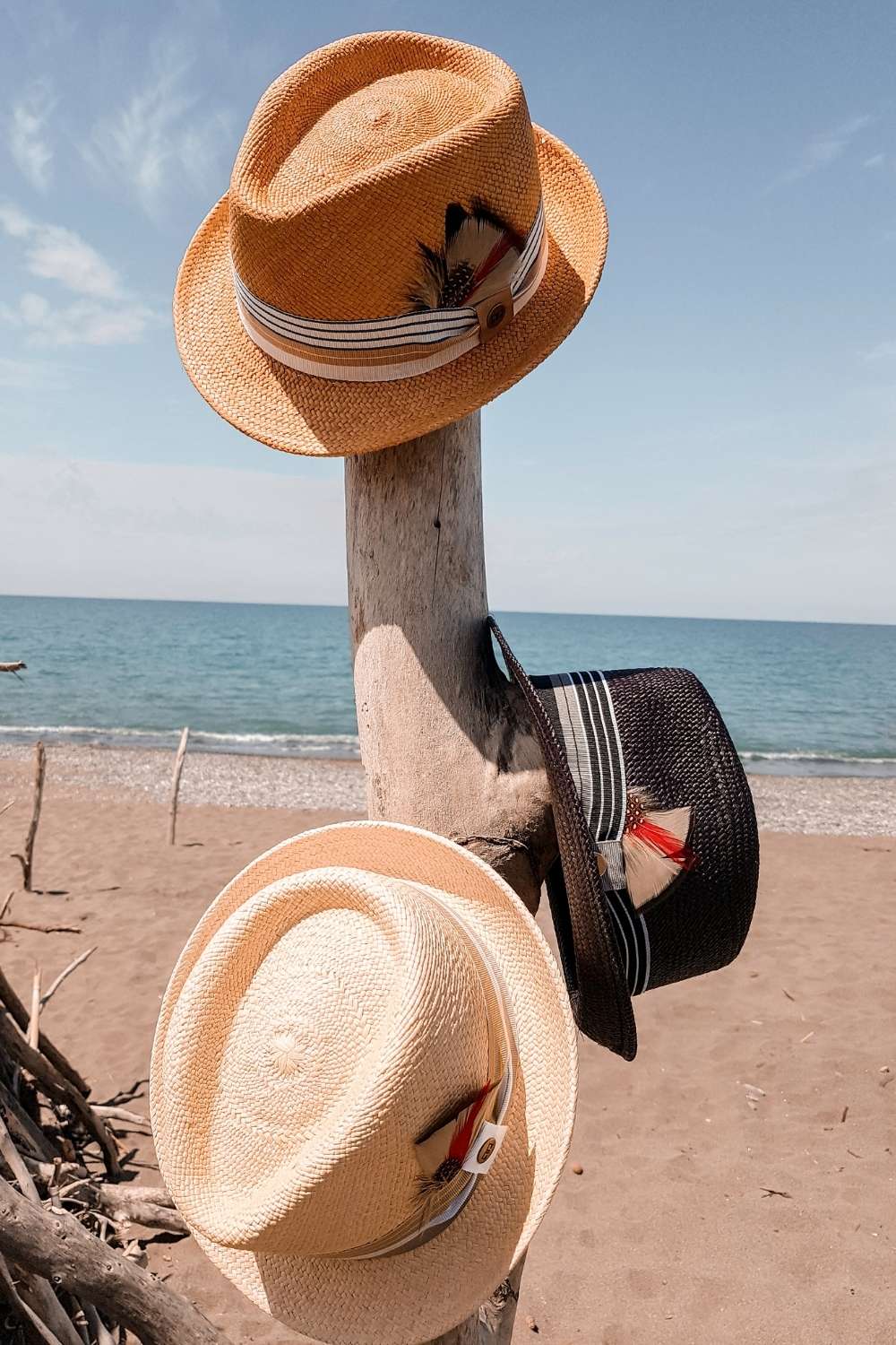 Spiaggia con Cappelli in paglia Panama originale Ecuador da uomo in stile trilby. Intrecciato a mano 100% Panama sfoderata fine e leggera, made in Ecuador.
