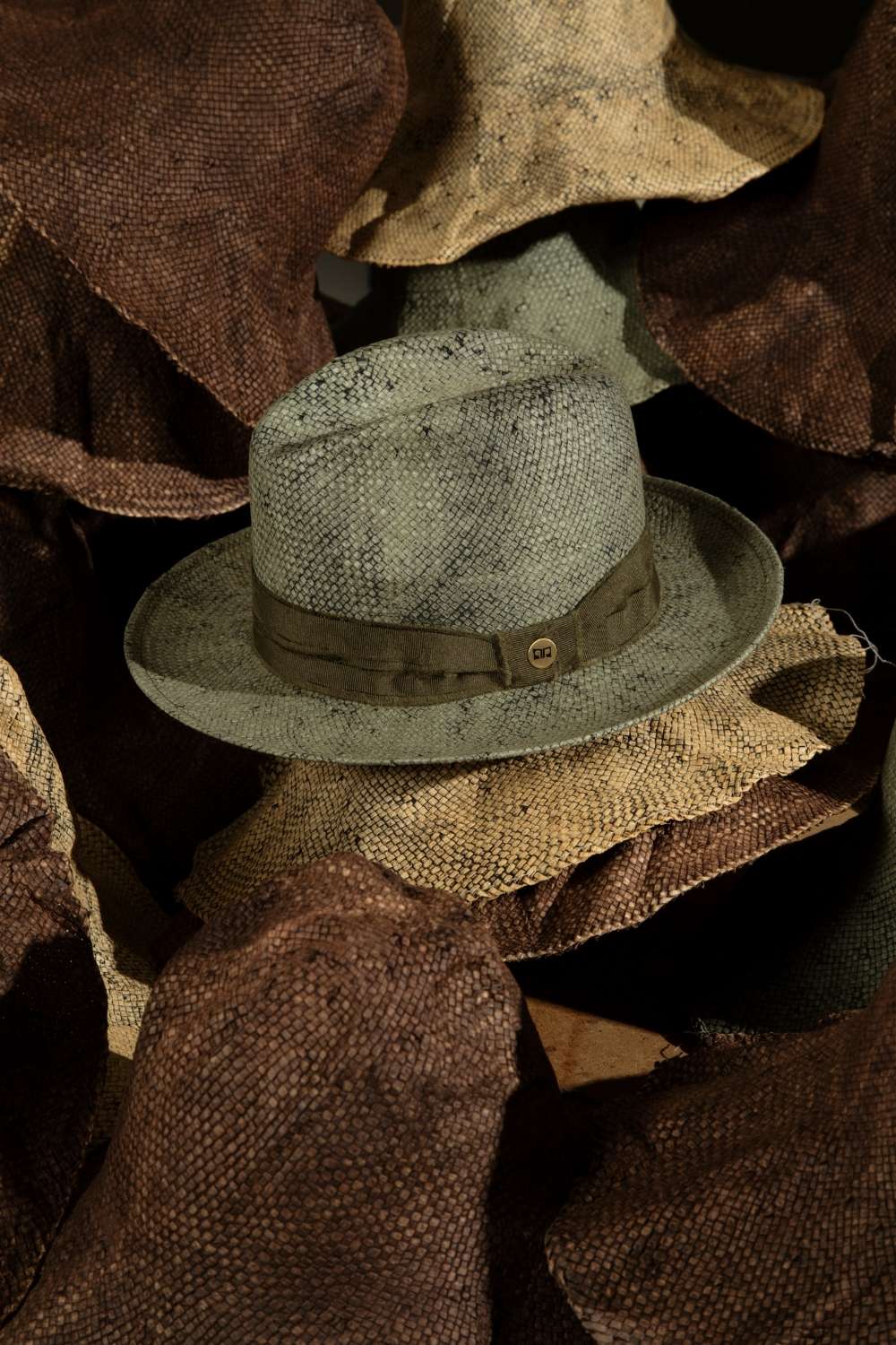 still life verde Cappello modello Trilby estivo da uomo a tesa media effetto invecchiato. Anche detto fedora da gentlemen, elegante e moderno. Disponibile marrone, verde, giallo.