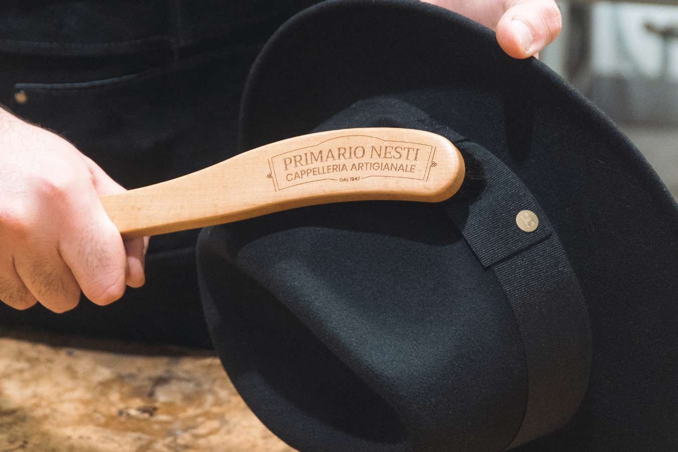 Spazzola per cappelli Primario Nesti, spazzola crine di cavallo, foto ambientata in laboratorio con spazzolatura per descrizione scheda prodotto