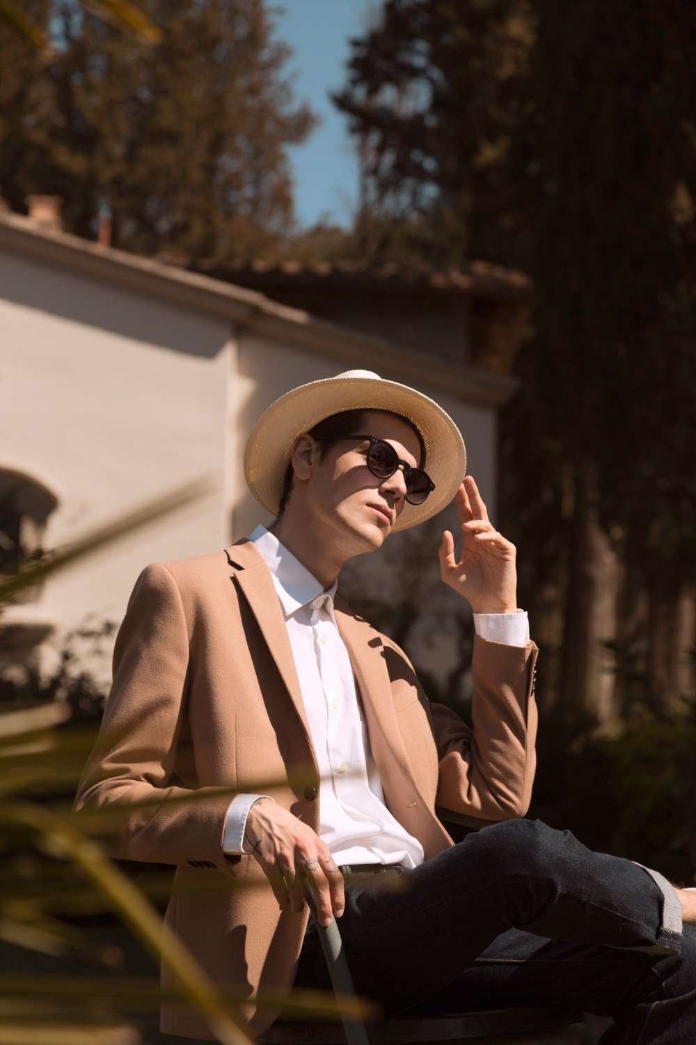 shooting Cappello Panama originale Ecuador, modello fedora con tesa media elegante da uomo. Paja toquilla Ecuador intrecciata a mano. Disponibile bianco, beige, marrone.