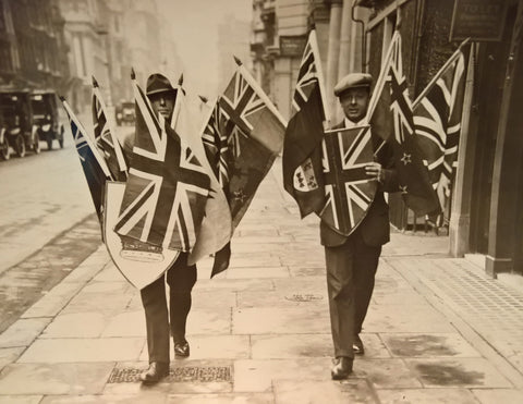 arthur-beale-buckingham palace flags
