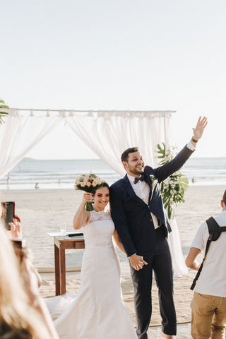 description_image_wedding_couple_on_beach.jpg