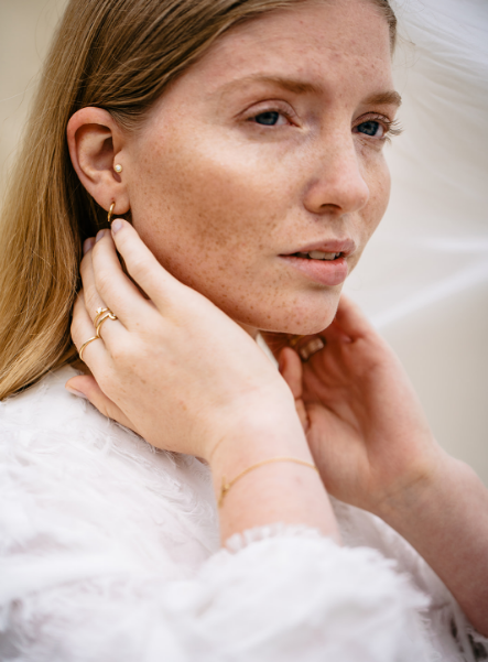Close Up von Braut, die dezenten Brautschmuck von Maren Jewellery trägt