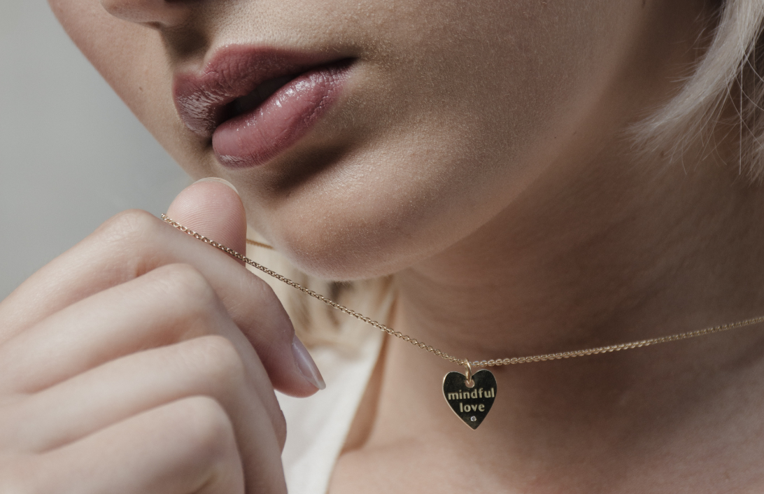 Model mit Glücksbringer Kette mit goldenem Herzanhänger