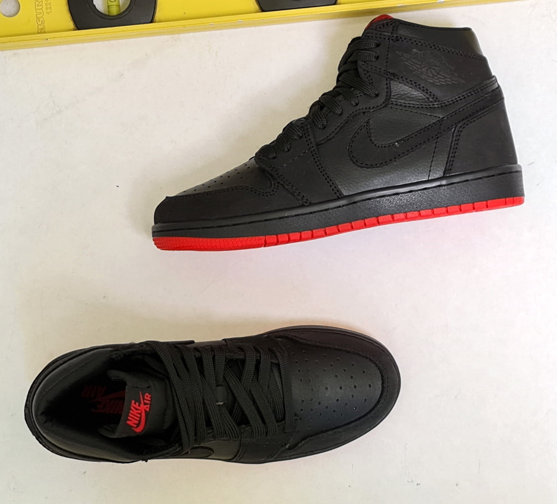 JRDN 1 AIR TRIPLE BLACK RED SOLE 