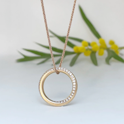 mobius-circle-gold-and-diamond-pendant-necklace