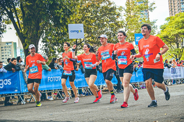 The de Souza family all running together in a footrace