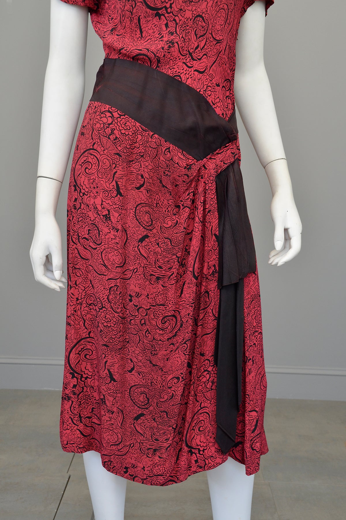 1940s Novelty Print Egyptian Revival Dress Red Black TLC | VintageVirtuosa