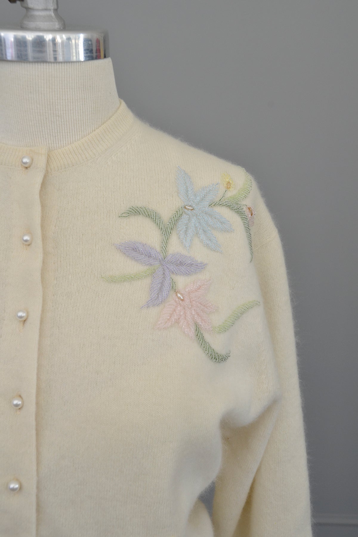 1950s Off White Floral Sprigs Beaded Sweater | VintageVirtuosa