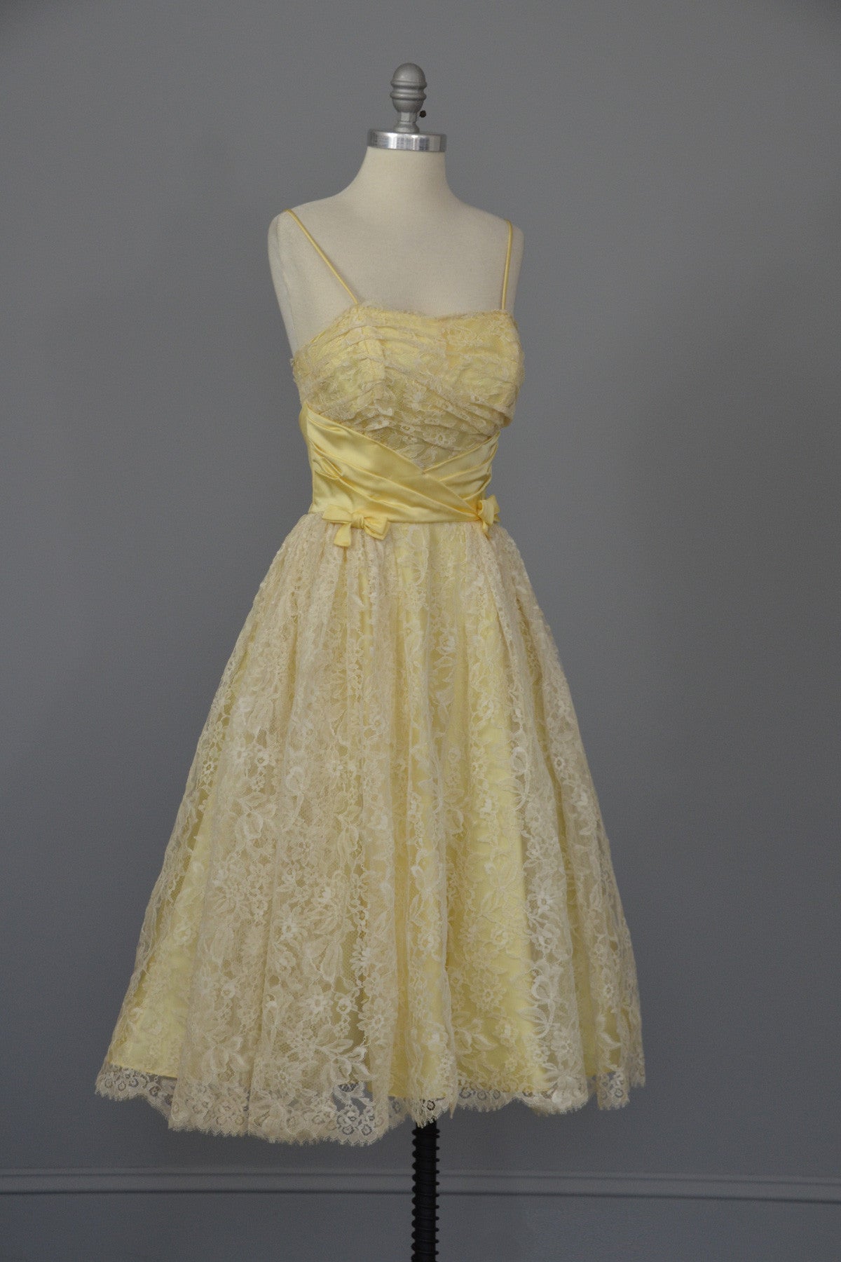 1950s White Lace Buttercup Party Prom Dress | VintageVirtuosa
