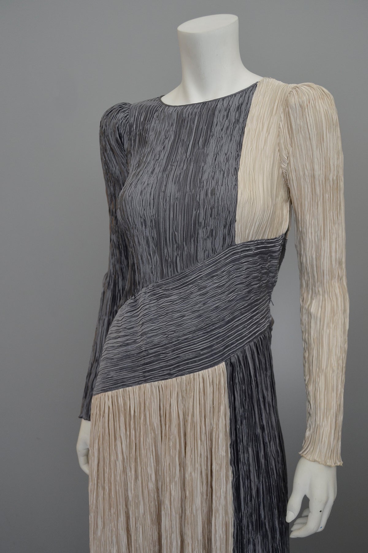 Mary McFadden Silver Pearl Mod Fortuny Pleats Dress | VintageVirtuosa