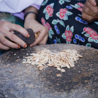 Zur Herstellung von Arganöl zermahlen Frauen mithilfe von Steinen Kerne des Arganbaumes – sie sind die Herkunft des Öls.