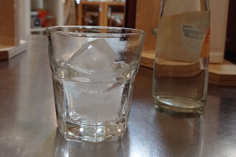 Glas mit Eiswürfeln und Tonic