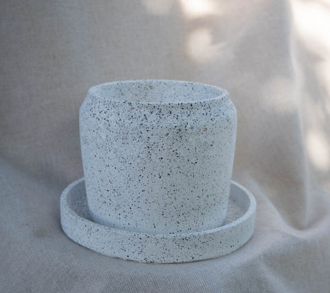 White speckled jesmonite plant pot with saucer