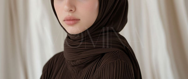 Un hijabi portant un style hijab en jersey sur l'épaule par momina hijabs