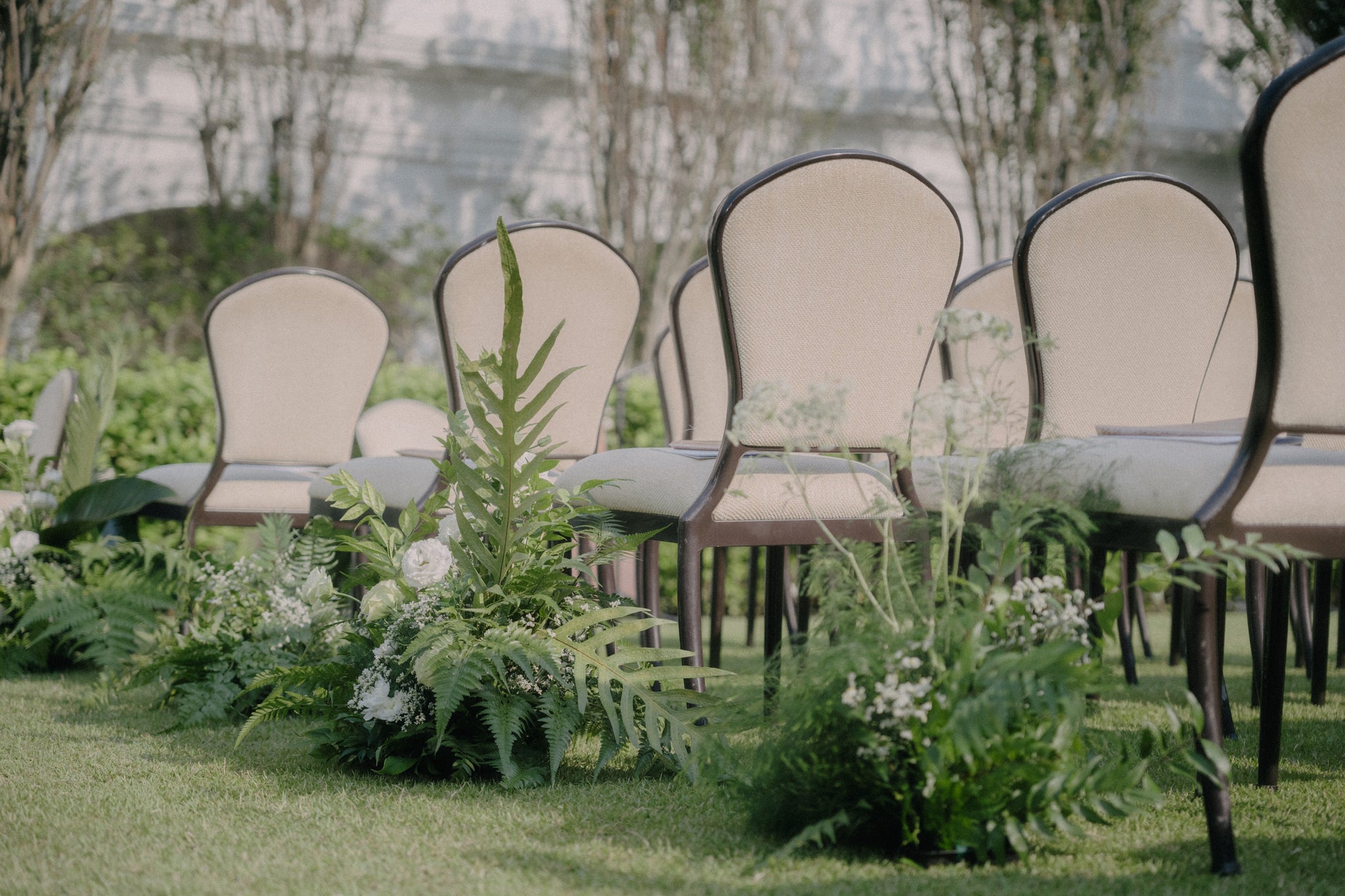 botanical tropical aisle arrangement for green wedding solemnisation at raffles hotel singapore 07