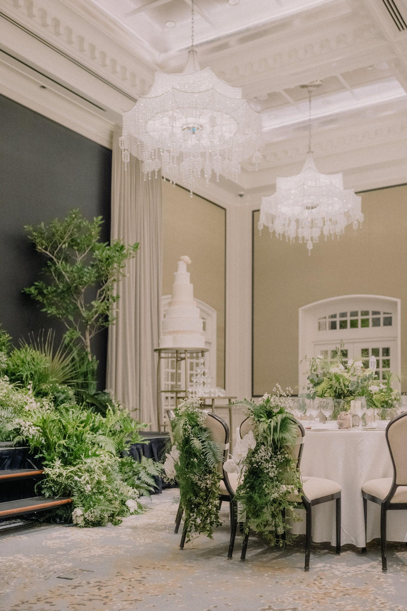 botanical tropical backdrop for green wedding dinner at raffles hotel singapore 13