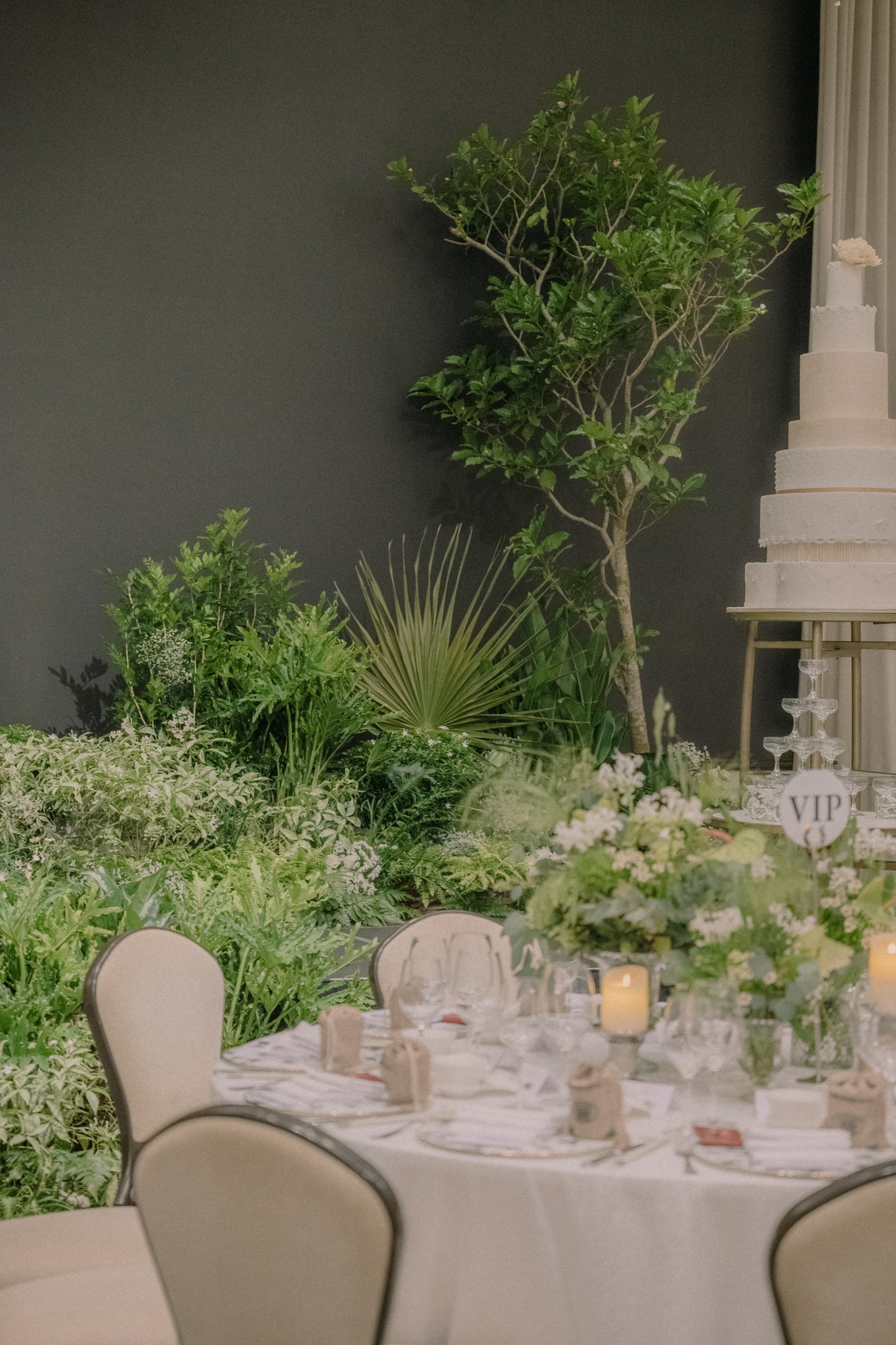 botanical tropical backdrop for green wedding lunch reception at raffles hotel singapore 14