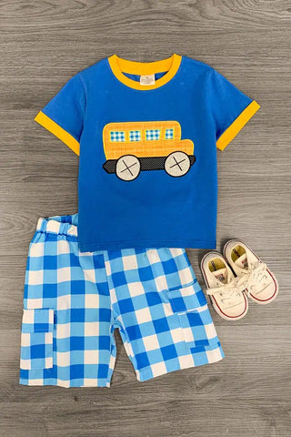 Conjunto de pantalón corto de guinga azul, blanco y amarillo con autobús escolar para niños